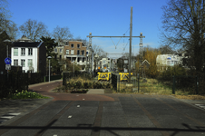 900886 Gezicht op het einde van het Park Oosterspoorbaan (voormalige Oosterspoorweg), bij de vroegere spoorwegovergang ...